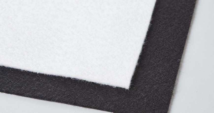 TechTex BDC®, yüksek mukavvemetli %100 saf polipropilen liflerin iğnelenmesi ile meydana gelen ısıl işlem görmüş siyah renkte örgüsüz geotekstil malzemelerdir. Proje ihtiyacına göre istenilen teknik özelliklerde üretilerek tüm arazi ve iklim koşullarına uyum sağlar.