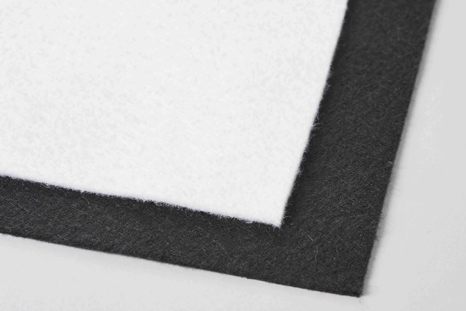 TechTex C, yüksek mukavvemetli %100 saf polipropilen liflerin iğnelenmesi ile meydana gelen ısıl işlem görmüş siyah renkte örgüsüz geotekstil malzemelerdir. Proje ihtiyacına göre istenilen teknik özelliklerde üretilerek tüm arazi ve iklim koşullarına uyum sağlar.